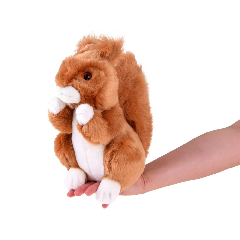 Pluszowa wiewiórka na tle jasnego tkaninowego materiału