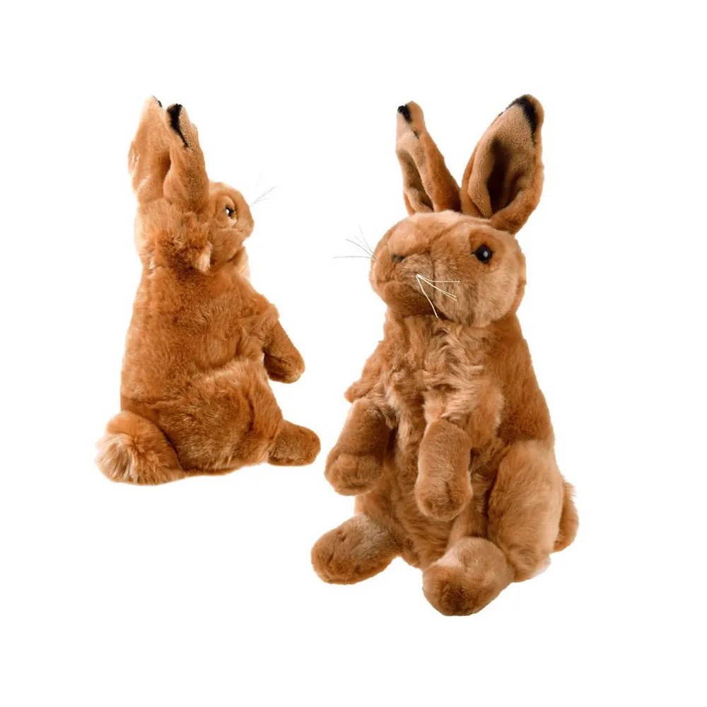 Maskotka pluszowy zając siedzący z brązowym futerkiem na białym tle