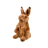 Zbliżenie na twarz siedzącej maskotki z puchatym ogonkiem