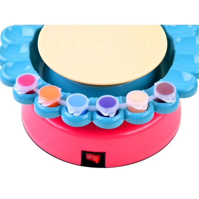 Widok maszyny do ceramiki wraz z zestawem farb i narzędzi