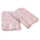 Zbliżenie na koło garncarskie z gliną ułożoną do modelowania