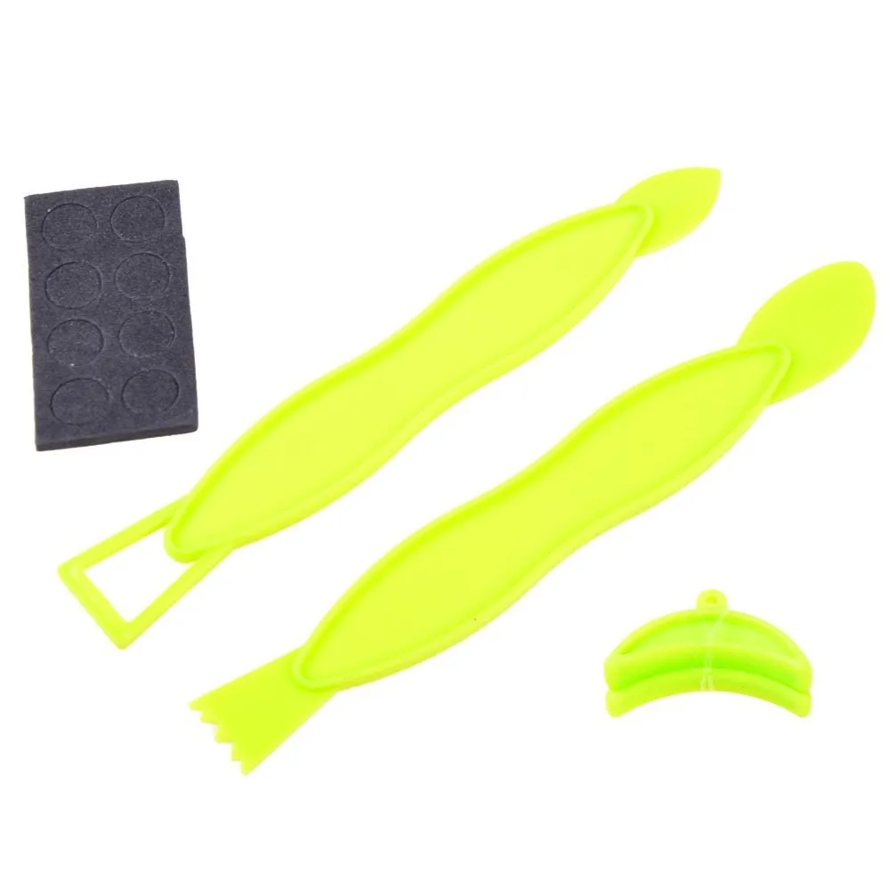 Elementy zestawu do ceramiki: pędzelki, narzędzia, farby, miarka