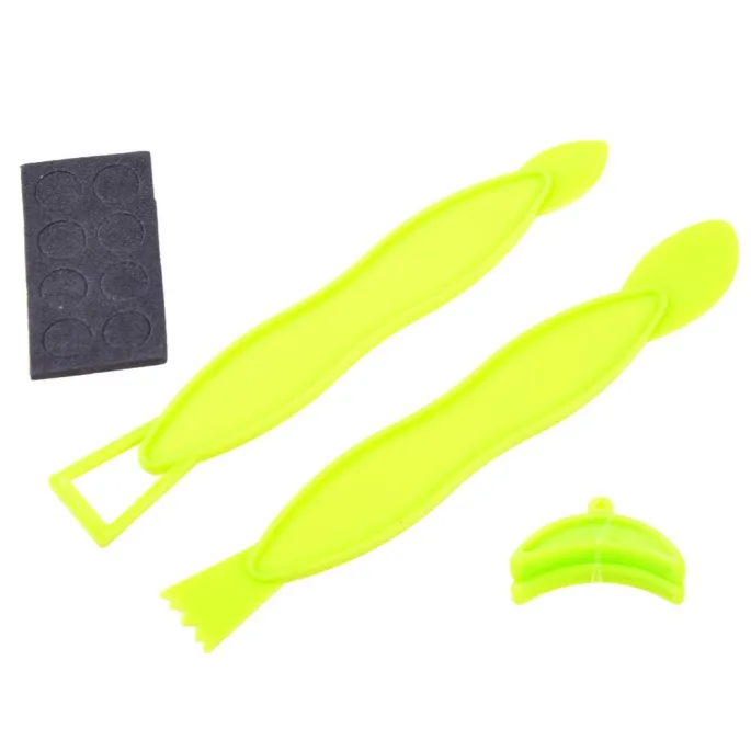 Elementy zestawu do ceramiki: pędzelki, narzędzia, farby, miarka