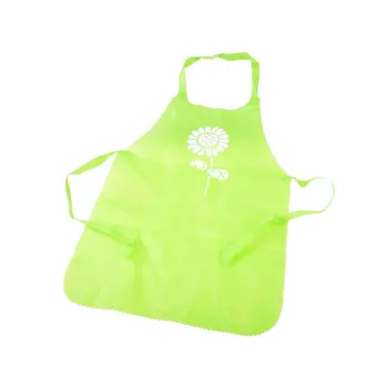 Dziecko ozdabiające własnoręcznie wykonane naczynie z gliny