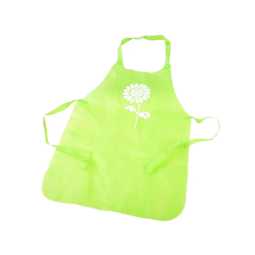 Dziecko ozdabiające własnoręcznie wykonane naczynie z gliny