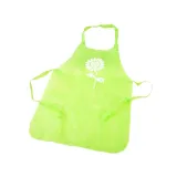 Dziecko ozdabiające własnoręcznie wykonane naczynie z gliny