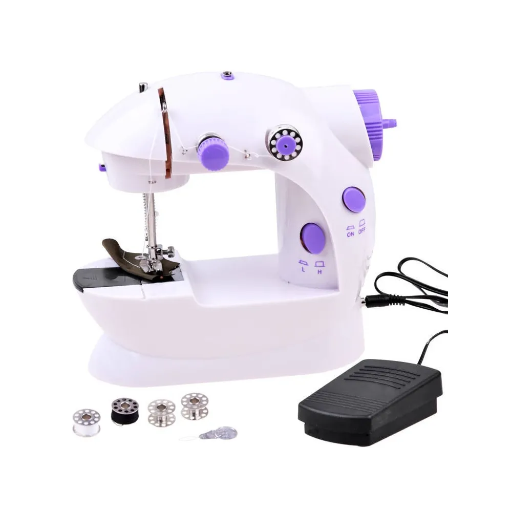 mini maszyna do szycia dla dzieci z akcesoriami na białym tle