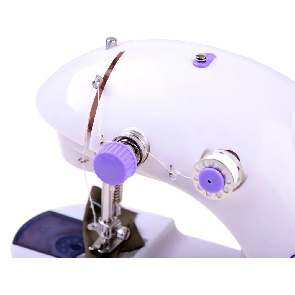 kompaktowa maszyna do szycia ustawiona na stole