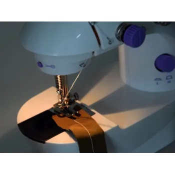 widok całego zestawu mini maszyny do szycia i akcesoriów