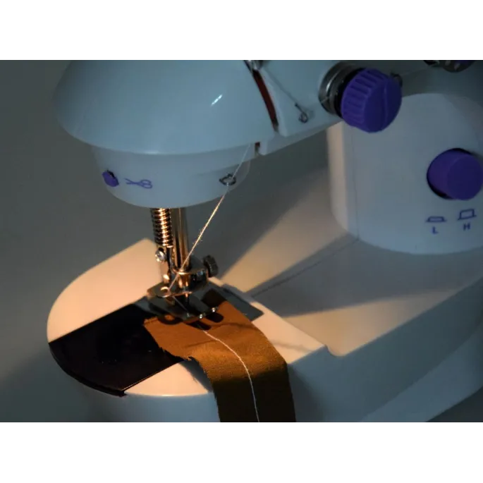 widok całego zestawu mini maszyny do szycia i akcesoriów