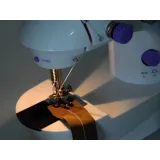 widok całego zestawu mini maszyny do szycia i akcesoriów