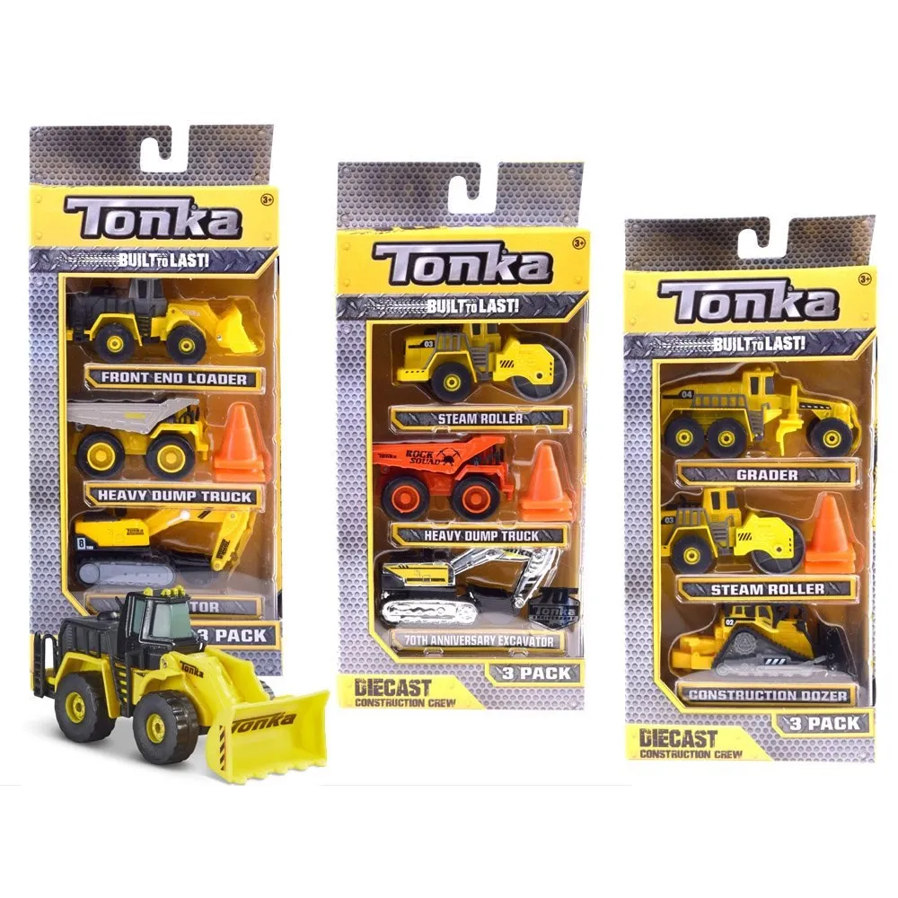 trzy pojazdy budowlane tonka i akcesoria na tle imitującym plac budowy