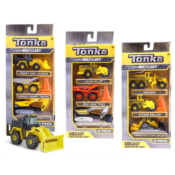 trzy pojazdy budowlane tonka i akcesoria na tle imitującym plac budowy
