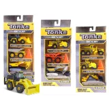 trzy pojazdy budowlane tonka i akcesoria na tle imitującym plac budowy