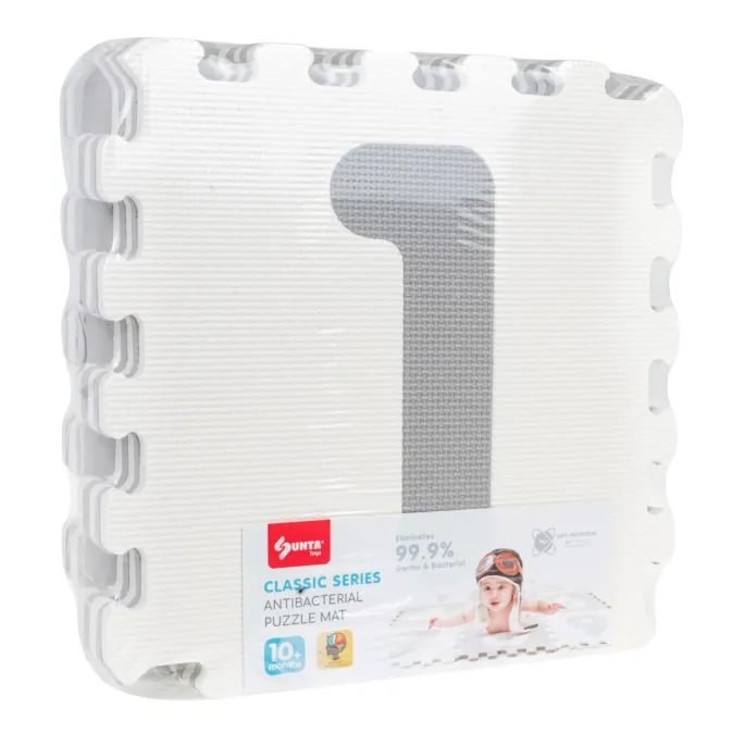 zbliżenie na wyjmowane cyfry w macie piankowej dla dzieci