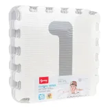 zbliżenie na wyjmowane cyfry w macie piankowej dla dzieci