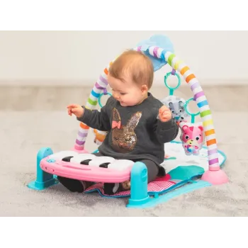 zbliżenie na miękką matę z różnokolorowymi elementami sensorycznymi