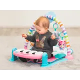 zbliżenie na miękką matę z różnokolorowymi elementami sensorycznymi