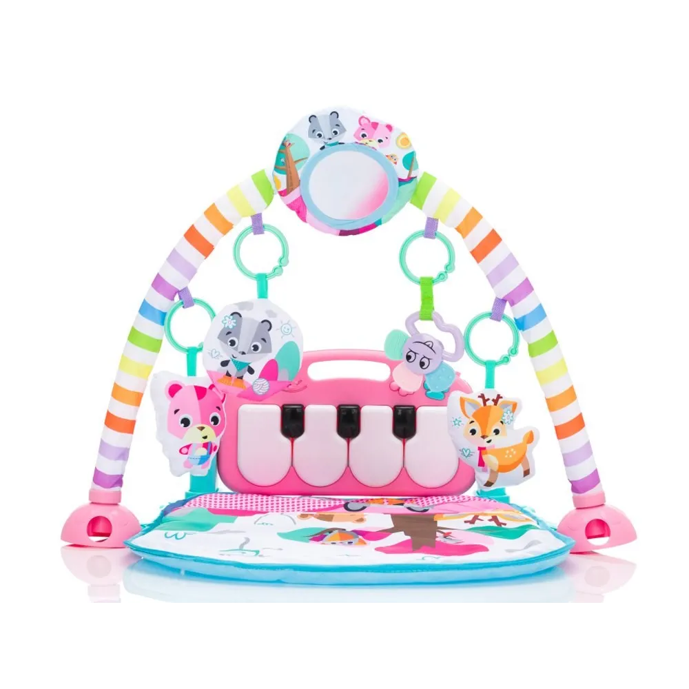 maluch leżący na macie, bawiący się zawieszkami na łuku