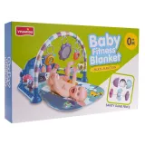 mata dla niemowląt z pianinem i kolorowymi akcesoriami na tle białym