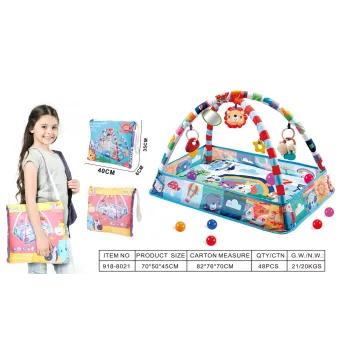 Mata do leżenia dla najmłodszych rozłożona na podłodze w jasnym pomieszczeniu