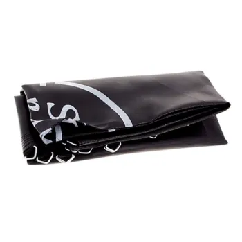 mata do trampoliny zamontowana na konstrukcji z widocznymi uchwytami