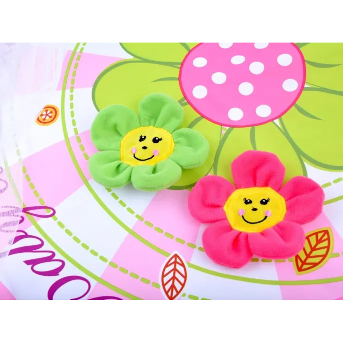 elementy maty dla niemowlaka z zawieszonymi kwiatuszkami