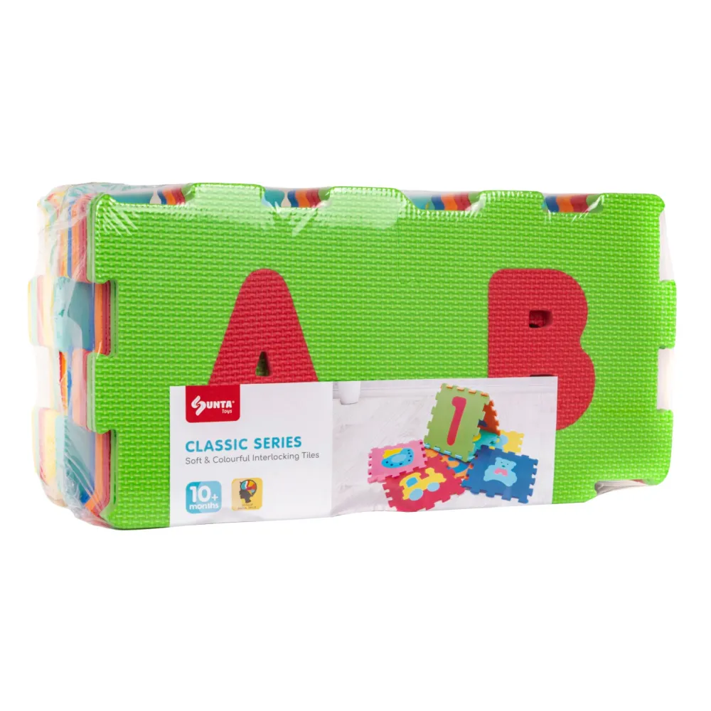 Puzzle z maty podłogowej ułożone na podłodze w formie kwadratu