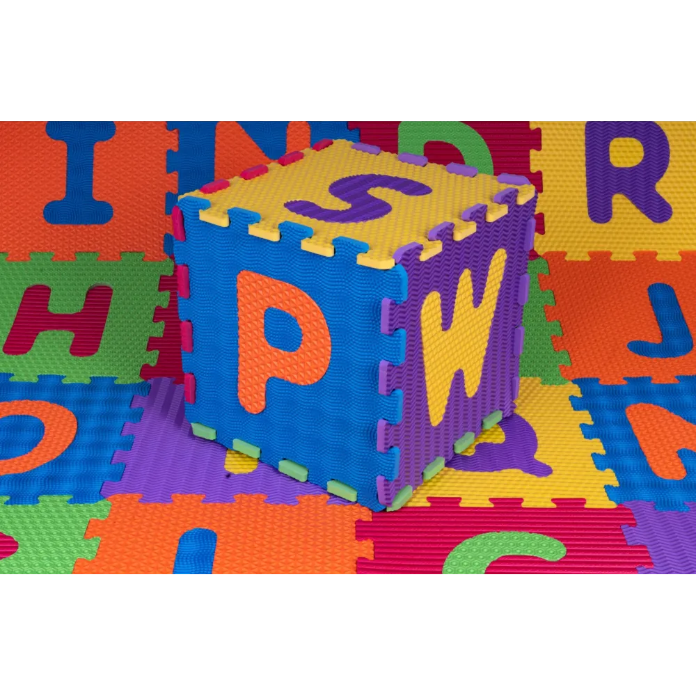 puzzle piankowe w różnych kolorach tworzące matę z literami abecadła