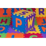 puzzle piankowe w różnych kolorach tworzące matę z literami abecadła
