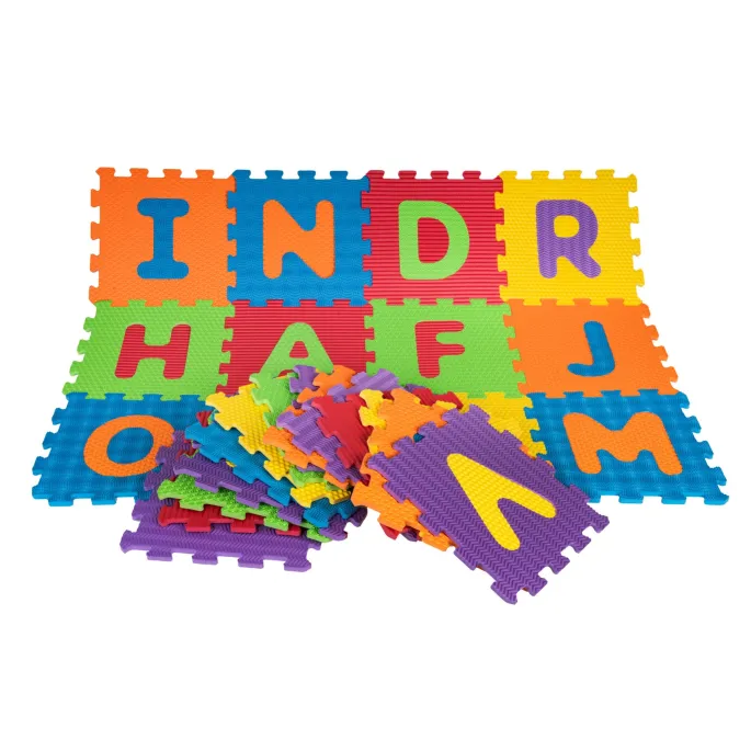 dziecko układające puzzle sensoryczne z pianki z alfabetem