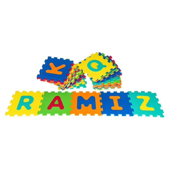 Fragment maty dziecięcej z wyjmowanymi kształtami i antypoślizgową strukturą