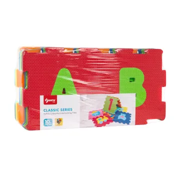 Stworzone z puzzli piankowych trójwymiarowe figury i kostka