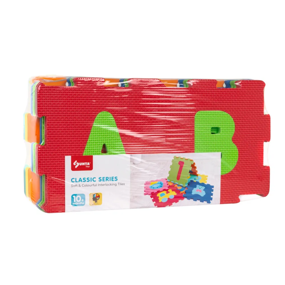 Stworzone z puzzli piankowych trójwymiarowe figury i kostka