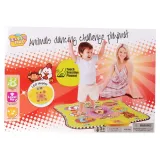 dziecko grające na macie zręcznościowej dla dzieci