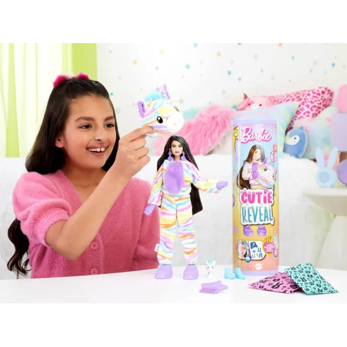 Detal akcesoriów: buty, spodenki i kolczyki dla Barbie Zebra