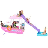 motorówka ze zjeżdżalnią i basenem przeznaczonym do scenek wodnych