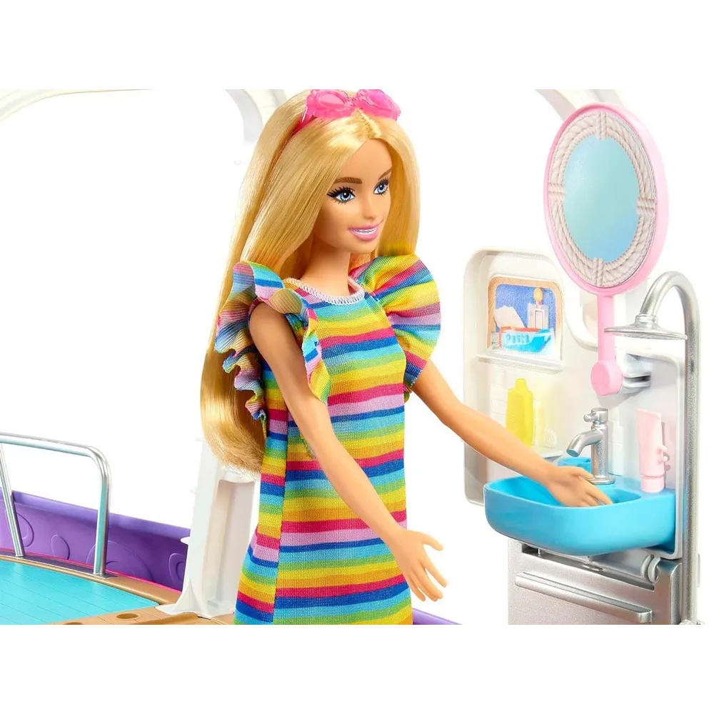 przykład aranżacji wnętrza motorówki Barbie z akcesoriami