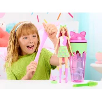 Uroczy kotek z zestawu Barbie Pop Reveal odpoczywający w legowisku