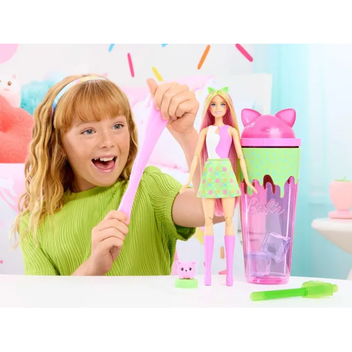Uroczy kotek z zestawu Barbie Pop Reveal odpoczywający w legowisku