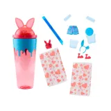 Przezroczyste kostki lodu z akcesoriami ukrytymi wewnątrz