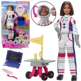 Barbie Astronautka w pełnym stroju z akcesoriami na tle kosmicznym