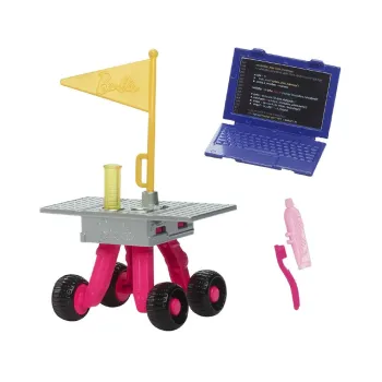 Barbie przy łaziku kosmicznym z flagą misji obok