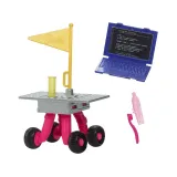 Barbie przy łaziku kosmicznym z flagą misji obok