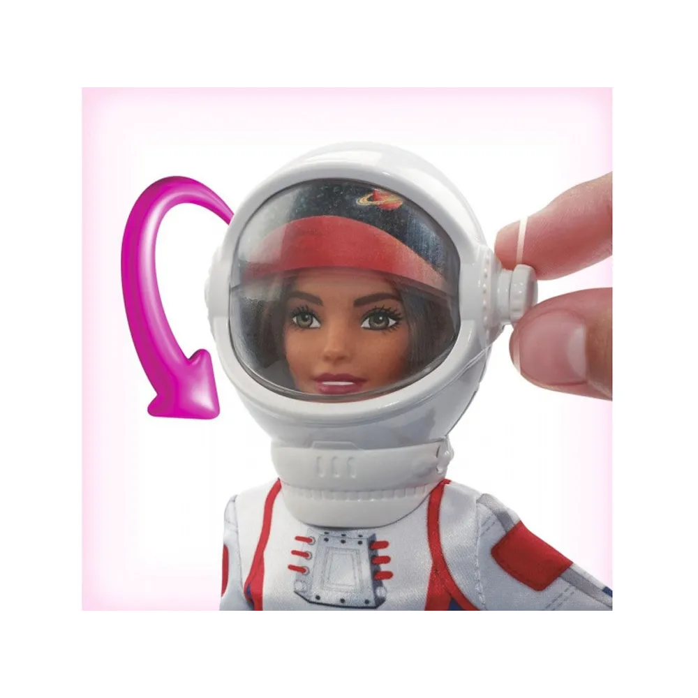 Detale rękawic i butów w stroju astronauty Barbie