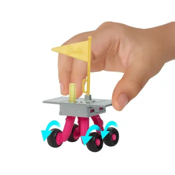 Barbie ustawiona z fiolką i szczoteczką jako elementy codzienności