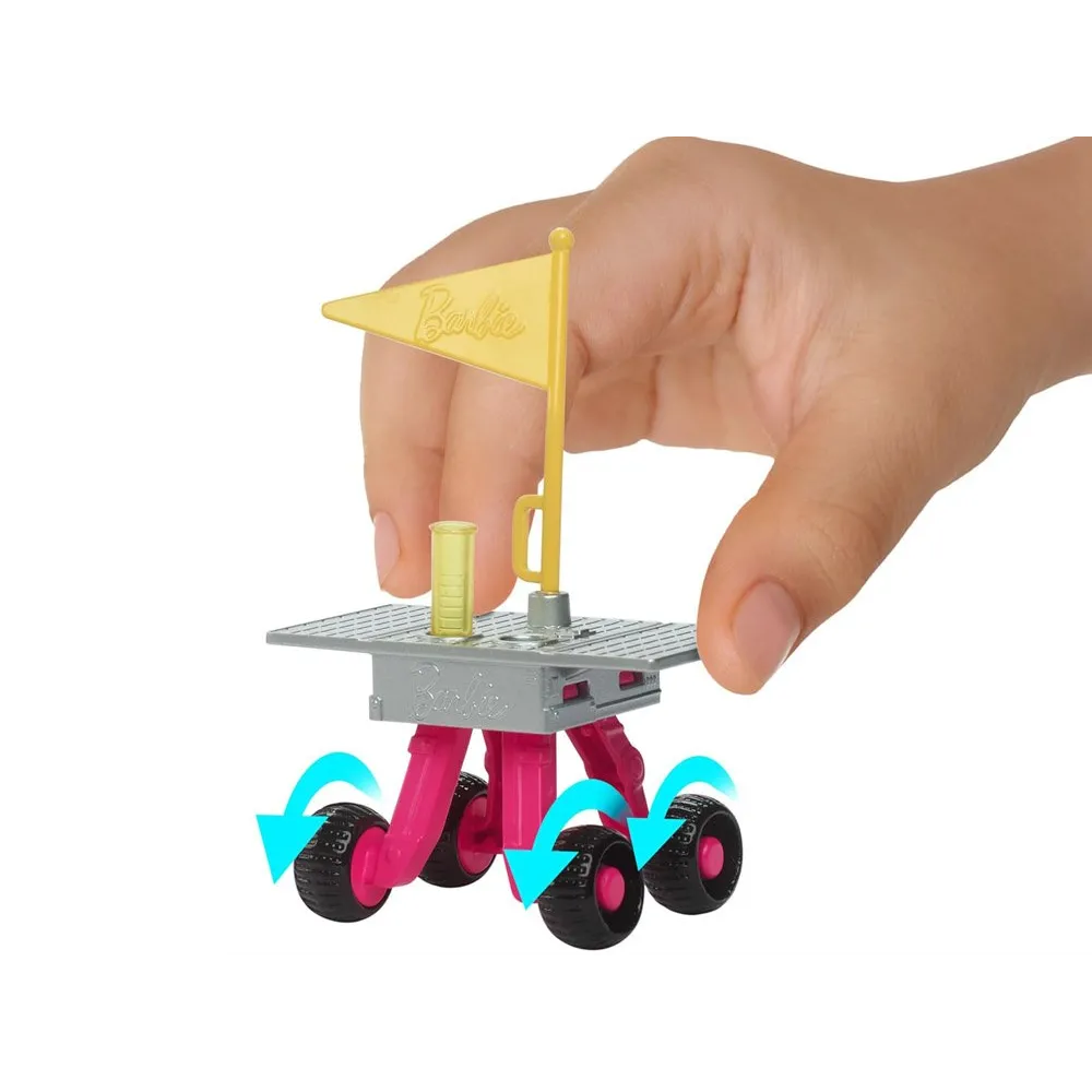 Barbie ustawiona z fiolką i szczoteczką jako elementy codzienności