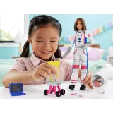 Komplet akcesoriów dołączonych do Barbie Astronautki na białym tle