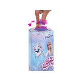 Zbliżenie na miękkie włosy i stylizację lalki Elsa