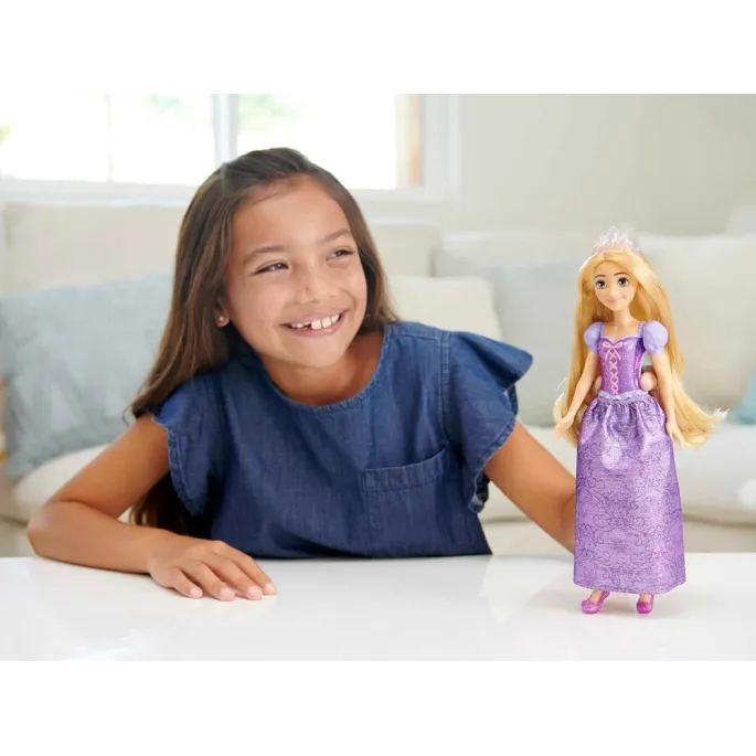 trzy lalki disney princess prezentujące filmowe stroje i bajkowy wygląd